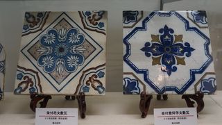 目を引いたのは染付のタイルのような敷瓦の作品