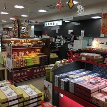 スナックコーナー隣のお土産コーナー。