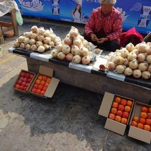 お土産屋さんには、ザクロと柿が並んでいる。