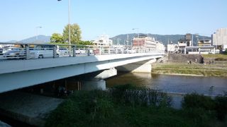 鴨川に架かる市役所横の大橋です！