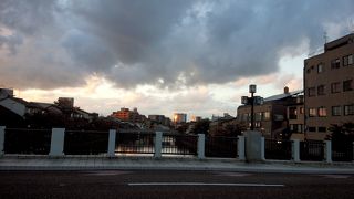 金沢の中心地を流れる川です。