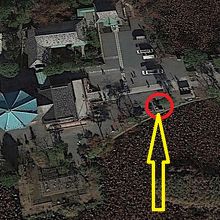 ふぐ供養碑は、弁天堂に向かい、左手前にあります。不忍池の岸辺