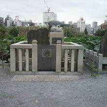 弁天堂の前から見たふぐ供養碑の全景です。不忍池岸辺にあります