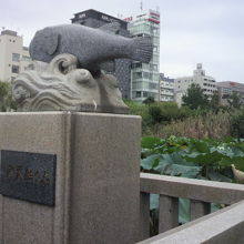 ふぐ供養碑の中のふぐの像です。ふぐの安全性が強調されています