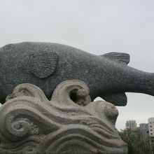 ふぐ供養碑の台座の上には、大きなふぐの像が置かれています。