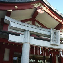 社務所の裏手に建っています