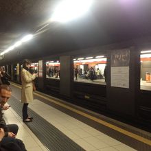 22：40頃 Ｍ１線 セスト・プリモ・マッジョ駅行 ホーム