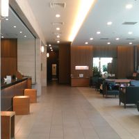 広くて明るいロビーは椅子が多くて使いやすい