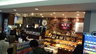 バスチケットセンター内の「駸々堂」パン