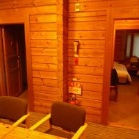 大きなテーブルで部屋飲みが楽しい。