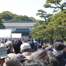 土橋を進んでいく群集!私もその一人！