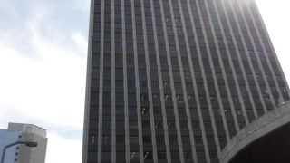 ４つ並んでいるビルの中では一番ノッポ