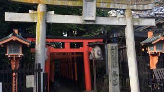 赤い鳥居が続く