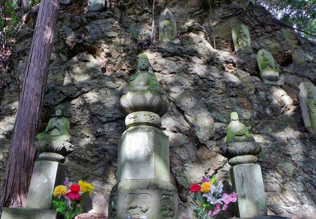 天覧山の山頂下にあります