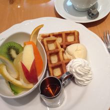 フルーツつきワッフルモーニング