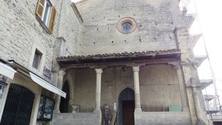 教会は壁と一体・・・