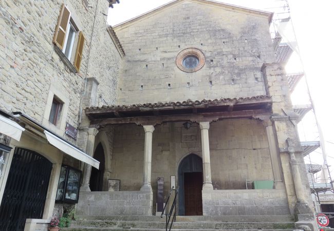 教会は壁と一体・・・