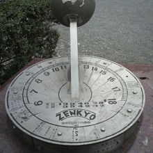 日時計は、真北を指し、時刻、時差や各都市の方位角を示します。
