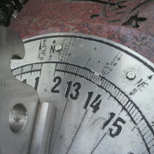 各都市の方位角が記されています。北の方向は、秋田の方向です。