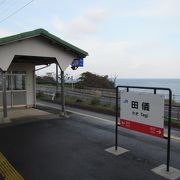 列車の交換時に、見晴らしのよい海の眺め