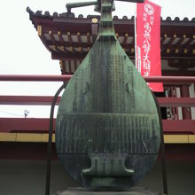 上野公園不忍池の弁天堂の階段の前に置かれている琵琶の碑です。