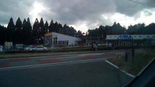 駐車場に飛行機があり、真上を成田空港へ向かう飛行機が飛び交う場所