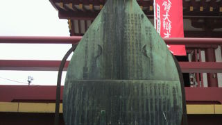 上野公園不忍池の弁天島の弁天堂の前に、緑青色の琵琶の碑が建てられています。