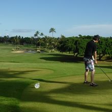 青い空と緑のグーリンの間に打つ!ショットの音がとても心地よい