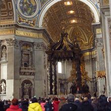 クーポラ直下にねじれた柱が聳えています