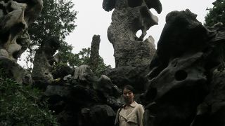 穴の開いた「太湖石」がふんだんに使われた庭園