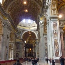 中央身廊の中心にあります