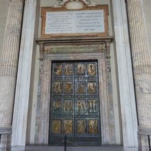 聖年にだけ開けられます