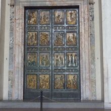 見事なレリーフで飾られています