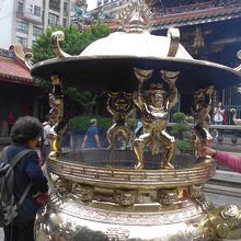 香炉にお線香を立てます