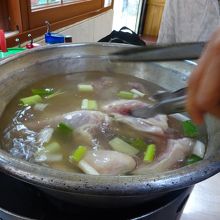 はさみでどんどん切られていく鶏