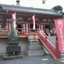 琵琶の碑は、弁天堂の本堂に昇る階段の左側に置かれています。