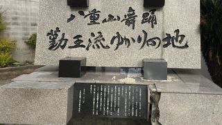 大きなモニュメント