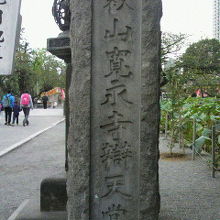 弁天堂の標識柱です。寛永寺弁天堂とあります。寛永寺の一部です