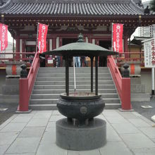 不忍池の弁天堂の正面です。階段の上に本堂と八角堂が見えます。