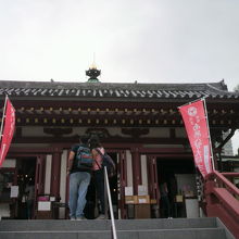 弁天島の弁天堂の本堂を、正面の階段の下から撮影した写真です。