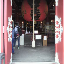 弁天堂の本堂の中央の入口の奥には、大きな提灯が見えます。