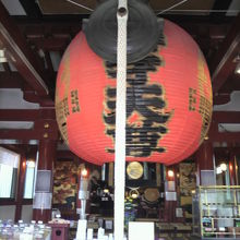 弁天堂の本堂の屋内には、大きな赤い提灯が掲げられています。