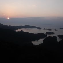 雲間に沈みゆく夕日