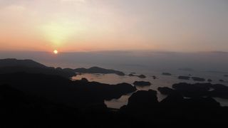 九十九島に沈む夕日を一望