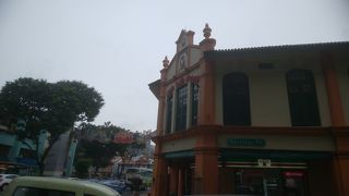 観光客相手の店が多いかな