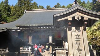 松尾芭蕉ゆかりの１０１５段の石段がある有名寺院