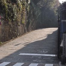 オランダ坂の入口。車の通行が多い