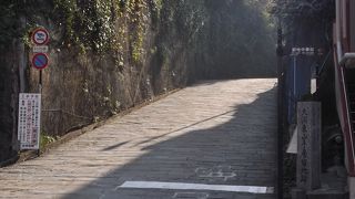 街並みに溶け込む石畳