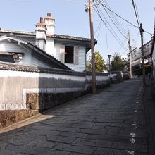 自転車通行禁止の急坂を下から見上げる