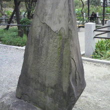 高久藹崖筆塚の碑の斜めからの写真です。背景は、南側の公園です